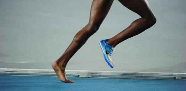 Atleta queniana Mercy Wanjiku Njoroge corre os 3.000 m com obstáculos sem sapatilha