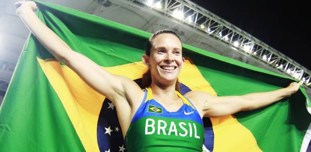 Fabiana Murer comemora com após conquistar o ouro no salto com vara pelo Mundial