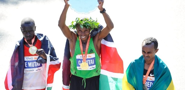 Geoffrey Muttai comemora a vitória na Maratona de Nova Iorque
