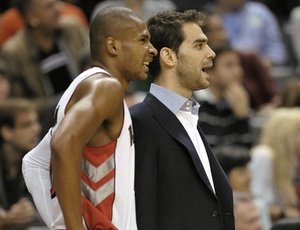 Leandrinho e José Calderón, do Toronto Raptors, observam a partida contra o Orlando Magic. Brasileiro anotou 14 pontos, mas sua equipe já não tem chances de se classificar para os playoffs
