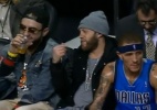 Fãs tomam cerveja sentados no banco do Dallas Mavericks