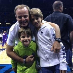 Rubens Barrichello leva os filhos para partida da NBA, entre Orlando Magic e Los Angeles Lakers