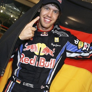 Sebastian Vettel está na Red Bull desde 2009, mas o seu vínculo com a marca vem desde 1998