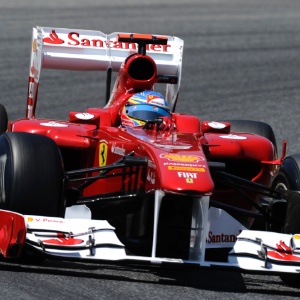 Alonso até liderou o GP da Espanha, mas tomou uma volta de Vettel e reclamou de pneus duros