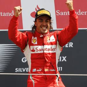 Alvo de elogios de seu chefe, Fernando Alonso comemora no pódio após vencer o GP da Inglaterra