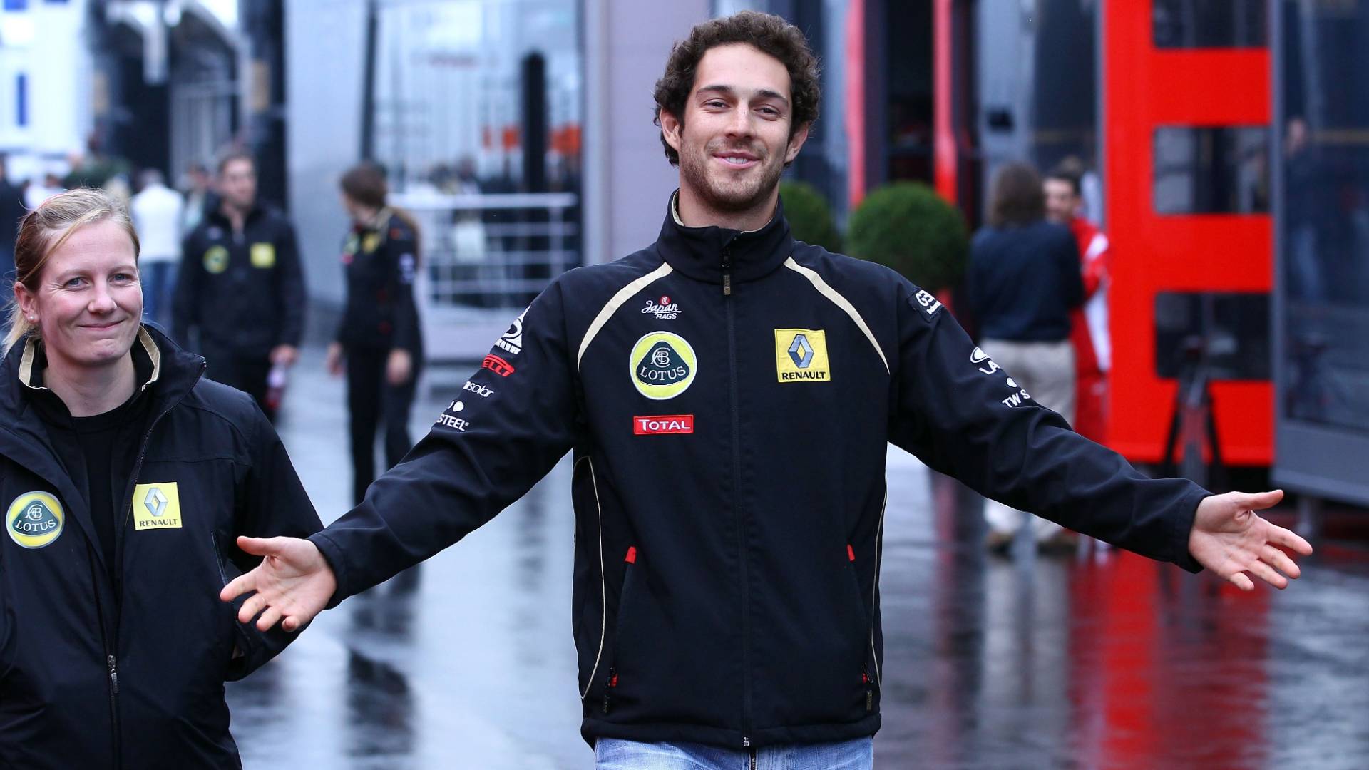 bruno-senna-caminha-pelo-paddock-do-circuito-de-nurburgring-durante-gp-da-alemanha-21072011-1311527186826_1920x1080.jpg