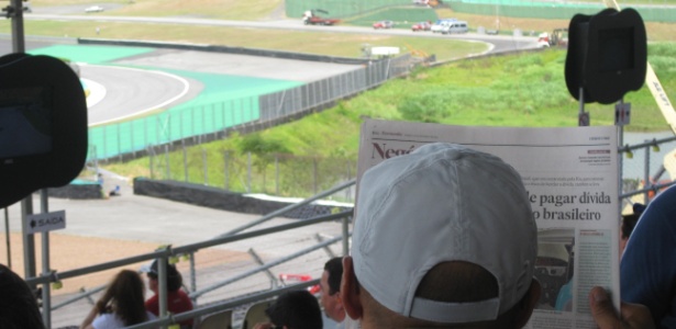 Maurício Stycer/UOL Torcedor lê jornal durante treino do GP do Brasil neste sábado, em Interlagos