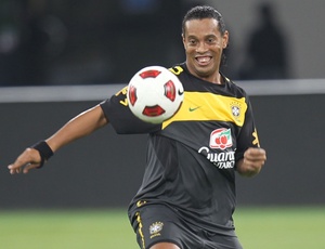Rede Globo pode passar a perna no Grêmio e ajudar o Flamengo a contratar Ronaldinho Gaúcho