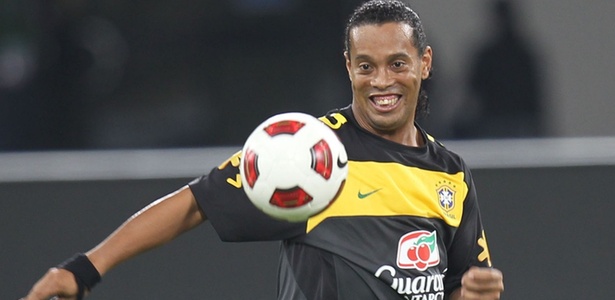 Ronaldinho Gaúcho volta à seleção em instante de crise do time de Mano Menezes
