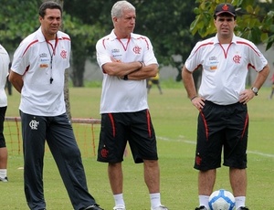 Mello (ao centro) observa o treino do Flamengo