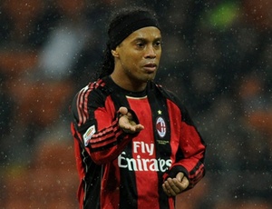 Ronaldinho em ação pelo Milan; liberado pelo clube para negociar, meia deve voltar, mas está dividido