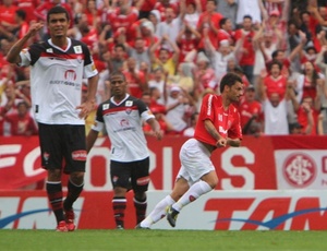  - atacante-rafael-sobis-comemora-gol-do-inter-diante-do-vitoria-1290977017061_300x230