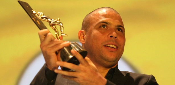 http://e.imguol.com/esporte/futebol/2010/12/07/ronaldo-ergue-trofeu-que-recebeu-em-homenagem-por-sua-passagem-pela-selecao-brasileira-1291687587876_615x300.jpg