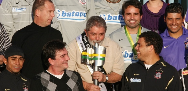 Lula recebe o Corinthians de 2009 após a conquista da Copa do Brasil