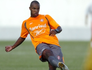 Lateral-direito Bustos, 29, é um dos mais velhos do grupo do Inter B, cuja média de idade é 20 anos