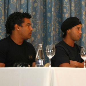 Assis (esquerda) negou que tenha leiloado Ronaldinho Gaúcho e revelou angústia diante da possibilidade de negociação não se concretizar e jogador ter que retornar à Itália