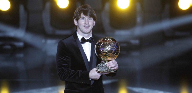 Lionel Messi quer repetir esta cena em 2011 e conquistar mais uma Bola de Ouro da Fifa