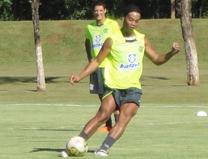 Ronaldinho bate em gol observado por Thiago Neves durante treino do Flamengo em Londrina