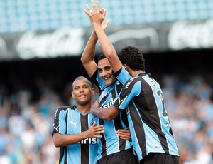  - jogadores-do-gremio-comemoram-gol-de-rafael-marques-contra-o-lajeadense-1295121623140_300x230