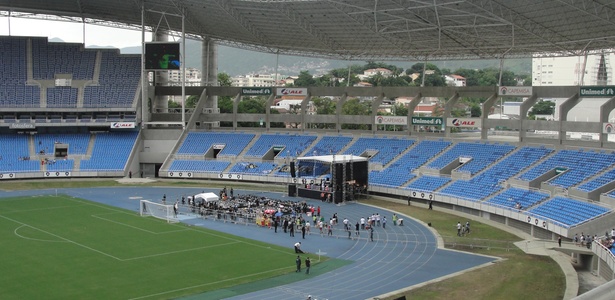 Torcida do Botafogo em pequeno número no Engenhão: estádio é único do Rio