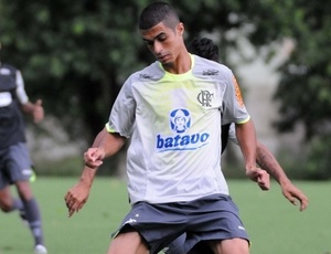 Egídio espera sequência de jogos com camisa do Flamengo para se firmar no timede Luxa