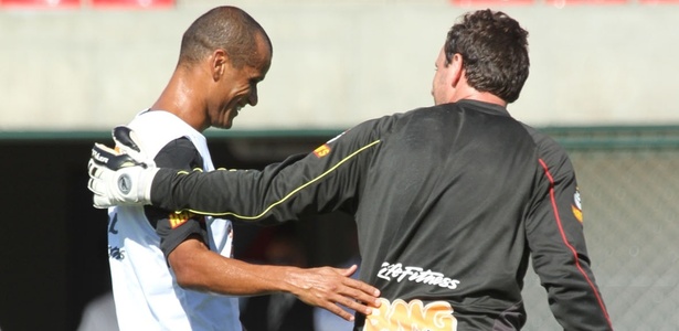 Rivaldo recebe abraço de Rogério Ceni no primeiro treino pelo São Paulo