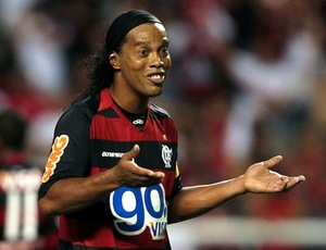 Ronaldinho com a marca da operadora de cartões em sua estreia. Até o momento, nenhum patrocínio