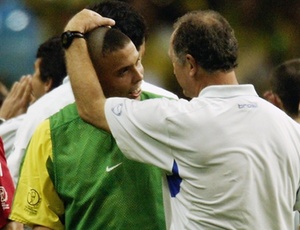 Felipão com Ronaldo na comemoração da Copa de 2002; técnico queria dar bronca no time na estreia
