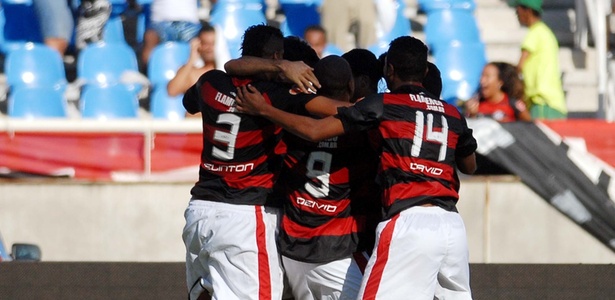 Jogadores do Flamengo comemoram gol de Ronaldo Angelim contra o Botafogo