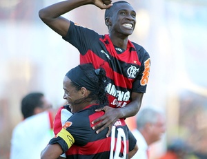 Guilherme Negueba é abraçado por Ronaldinho Gaúcho após marcar seu primeiro gol pelo Fla