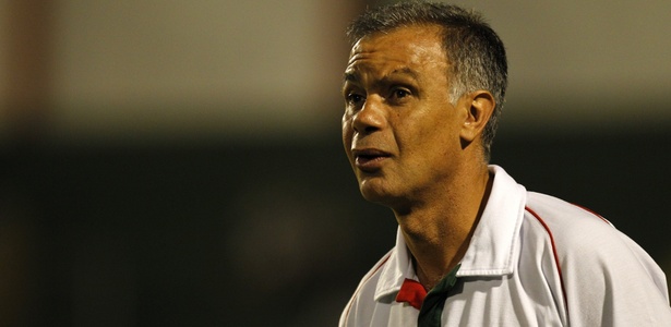 http://e.imguol.com/esporte/futebol/2011/02/23/jorginho-estreia-no-comando-da-portuguesa-com-eliminacao-diante-do-bangu-pela-copa-do-brasil-1298513469175_615x300.jpg