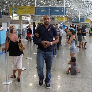 Adriano se irrita com assédio da imprensa antes de seu embarque para a Itália em aeroporto no Rio