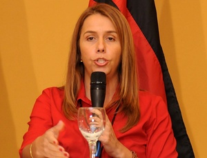 Patrícia Amorim durante a coletiva; presidente adotou tom conciliador diante da situação de racha