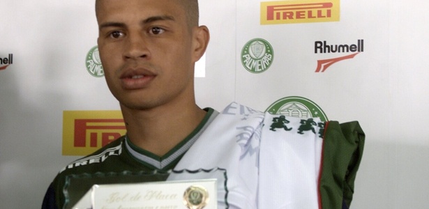 Alex recebe homenagem após golaço em Rogério Ceni em 2002