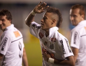 Neymar comemora gol pelo Santos enquanto é observado pelos colegas Elano e Zé Eduardo