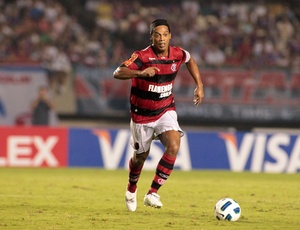 Em campo, Ronaldinho veste a camisa com a propaganda institucional do site oficial do Flamengo