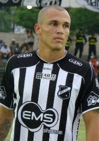 http://e.imguol.com/esporte/futebol/2011/03/18/leandrao-atacante-do-abc-1300470677793_200x285.jpg