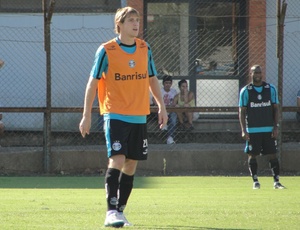Sem Fabio Rochemback, Adilson atuará ao lado do jovem Fernando no meio de campo do Grêmio
