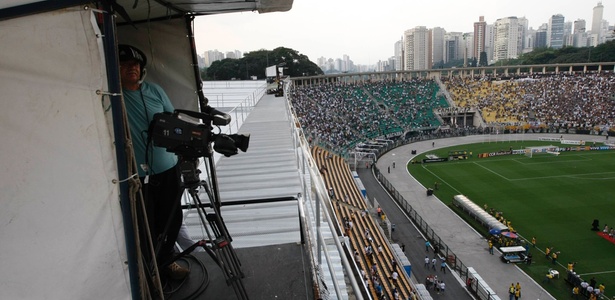 Cinegrafista se prepara para a transmissão do jogo entre Corinthians e Santos, no Paulistão de 2012