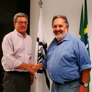 Presidente do Santos Luis Alvaro de Oliveira cumprimenta executivo da TV Globo após fechar acordo 