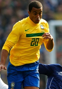 http://e.imguol.com/esporte/futebol/2011/03/27/lucas-em-acao-em-seu-primeiro-jogo-pela-selecao-profissional-contra-a-escocia-27032011-1301242251890_200x285.jpg