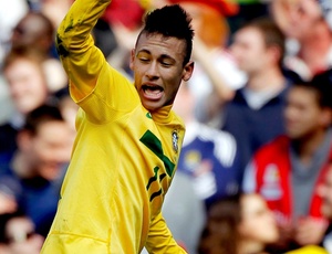 Neymar dança após fazer um de seus gols; jovem sofreu pressão da torcida, mas reagiu bem