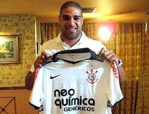 Adriano posa com a  camisa do Corinthians para o site oficial do clube após assinar contrato até 2012