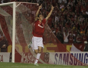 Meia Oscar marcou um e deu passe para outro gol na vitória do Inter diante do Jorge Wilstermann