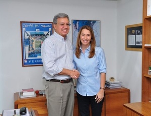 Patricia com executivo da Globo, Marcelo Campos Pinto, quando o acordo com a emissora foi firmado