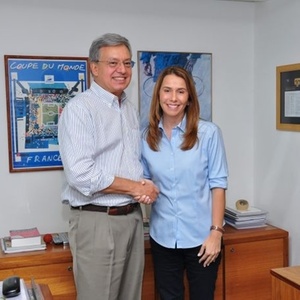 Patricia Amorim posa com Marcelo Campos Pinto, executivo da TV Globo, no acordo pré-votação