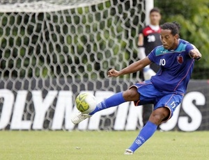 Ronaldinho ainda sente dores no tornozelo direito, mas não deve ser problema contra o Botafogo