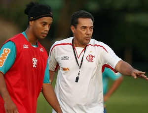Luxemburgo mostra o caminho a Ronaldinho Gaúcho para o camisa 10 ter sucesso no Flamengo