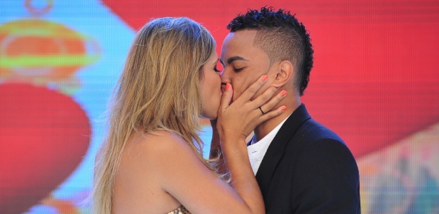 Dani Souza, a Mulher Samambaia, beija seu namorado, o atacante Dentinho, durante gravação do programa Tudo É Possível, da TV Record (8/4/11)