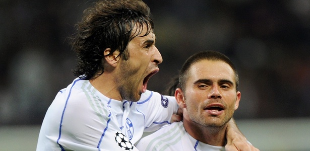 Edu, do Schalke 04, é abraçado por Raúl após marcar um de seus gols contra a Inter de Milão, pela Liga dos Campeões